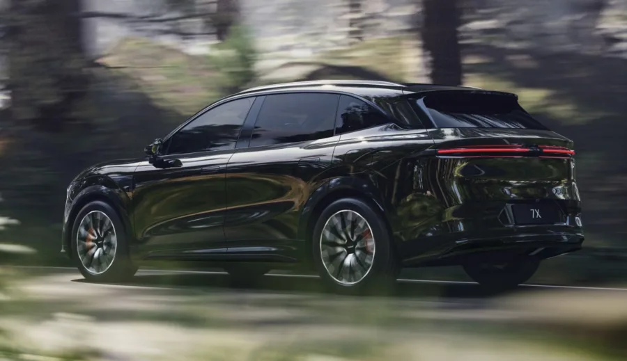 São 646 cv e 72,4 kgfm de torque, capazes de acelerar de 0 a 100 km/h em 3,8 segundos, rivalizando diretamente com modelos alemães mais caros.