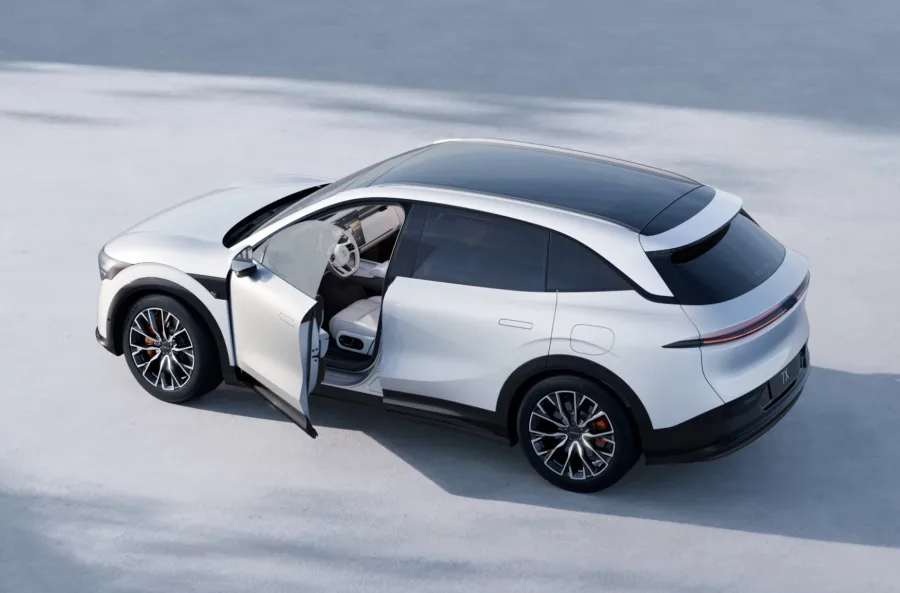 A recarga ultrarrápida em arquitetura de 800V permite ir de 10% a 80% em apenas 13 minutos, embora ainda falte infraestrutura no Brasil.