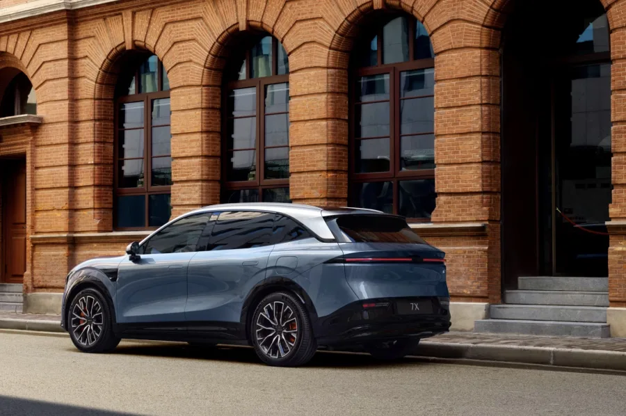 O Zeekr 7X chegou ao Brasil por R$ 448 mil, posicionando-se como SUV premium com motorização elétrica potente e um pacote de luxo competitivo.