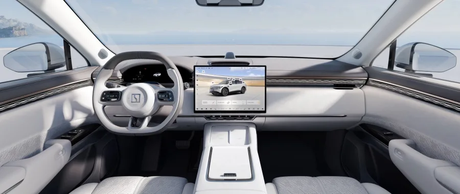 O interior combina tecnologia e conforto: head-up display de 36", tela multimídia de 16", 21 alto-falantes e bancos com massagem e ventilação.