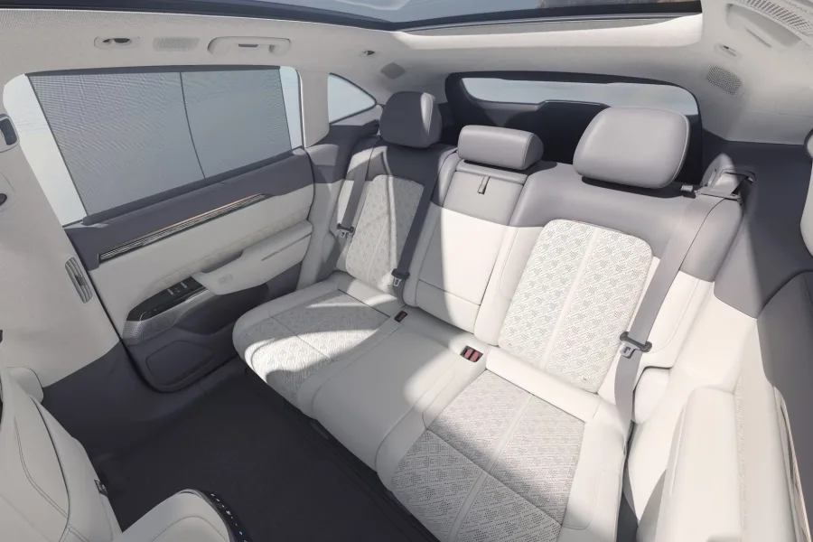 Com bateria de 100 kWh, a autonomia chega a 423 km pelo Inmetro e até 543 km no padrão europeu WLTP, oferecendo versatilidade em diferentes usos.