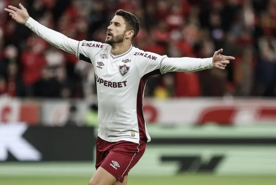 Everaldo do Flu marcou de cabeça após escanteio e abriu o placar no jogo Fluminense x Grêmio