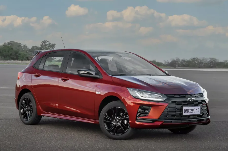 Linha Onix 2026 chega com retoques no design, novos detalhes visuais e elementos exclusivos nas versões esportivas como a RS.