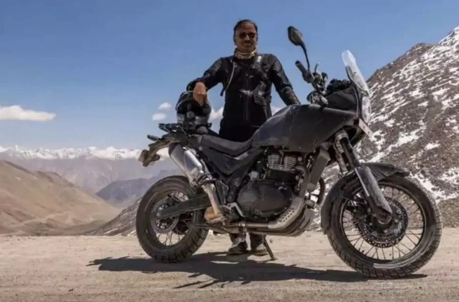 Projetada para viagens longas, a Himalayan 750 prioriza conforto, estabilidade e desempenho, com motorização potente e ciclística refinada para uso no asfalto.