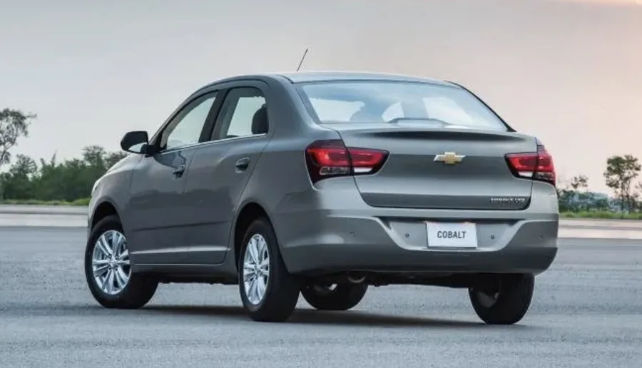 Chevrolet Cobalt 2020 usado ainda conquista pelo espaço, mas divide opiniões em consumo e tecnologia