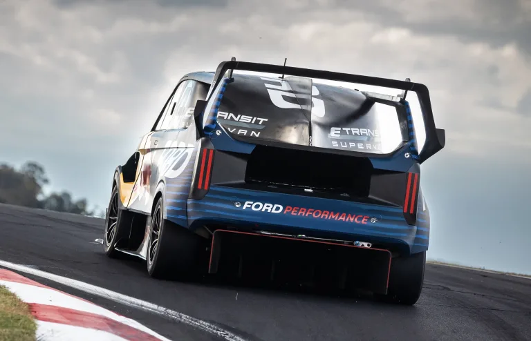 Ford quebra recorde do novo Chevrolet Corvette ZR1X com uma Van; você não leu errado