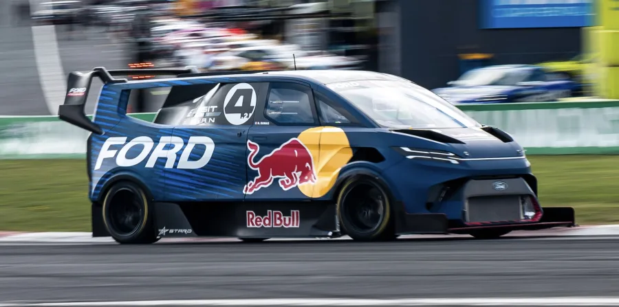 Ford quebra recorde do novo Chevrolet Corvette ZR1X com uma Van; você não leu errado