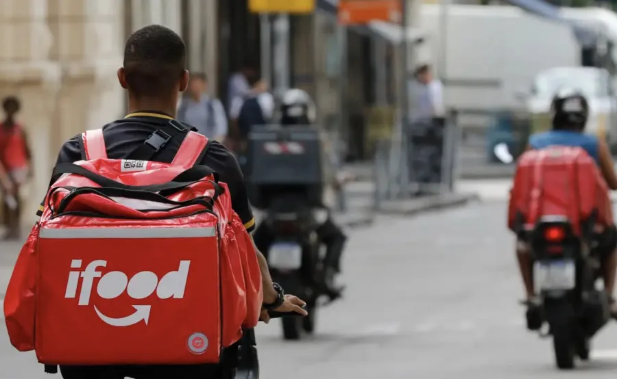 iFood e Mottu fecham parceria com descontos e prêmios em meio a debate trabalhista