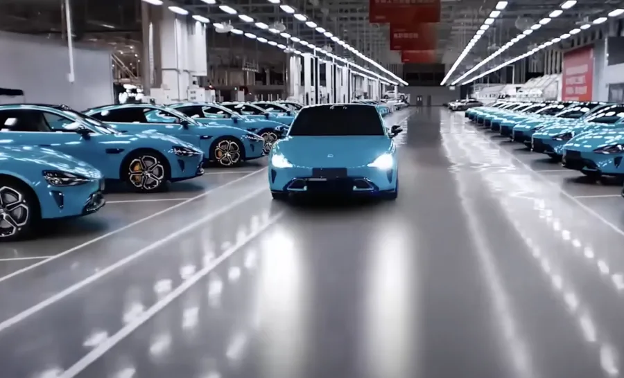 Xiaomi desafia Tesla e Apple com fábricas próprias de carros e chips em meio à expansão global