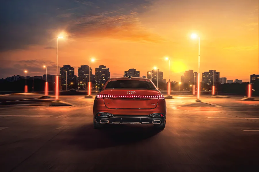 Entre os destaques estão teto solar panorâmico, ar-condicionado de três zonas, bancos esportivos com memória e sistema de som com 10 alto-falantes.