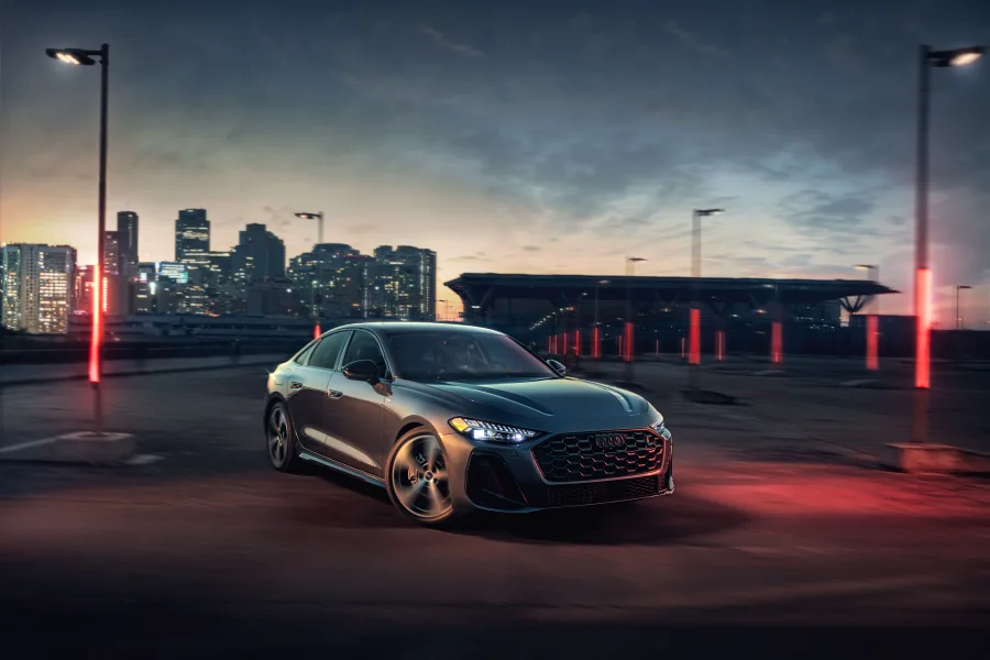 O modelo estreia com motor 2.0 TFSI de 272 cv, tração quattro e nova plataforma PPC, acelerando de 0 a 100 km/h em 5,9 segundos com direção precisa.