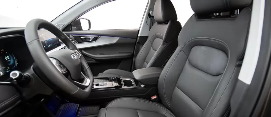 O espaço interno é generoso, com porta-malas de 626 litros, ampliável para 1.672 litros. Ideal para famílias que precisam unir conforto, bagagem e viagens longas.