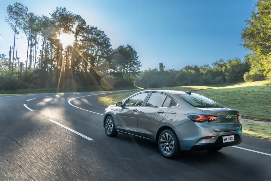 Seu consumo é eficiente, com autonomia superior a 700 km, tornando-o ideal para viagens em família e uso urbano.