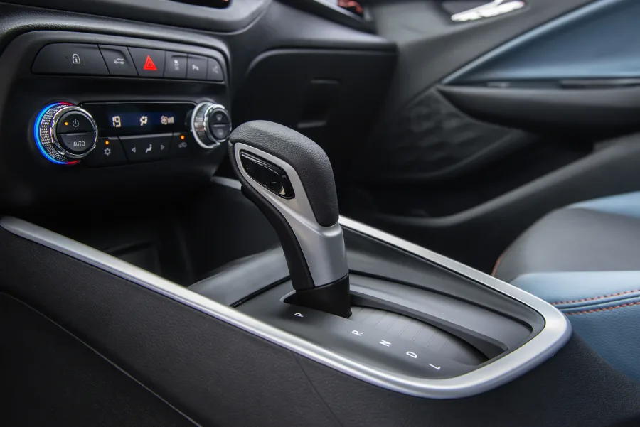 A tecnologia inclui central multimídia com Wi-Fi nativo, Android Auto e CarPlay sem fio, carregador por indução e assistente de estacionamento semiautomático.