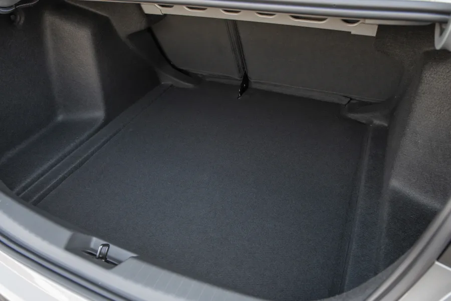 O porta-malas de 500 litros e espaço interno para 5 ocupantes garantem conforto, enquanto bancos de couro e ar-condicionado automático elevam a experiência a bordo.