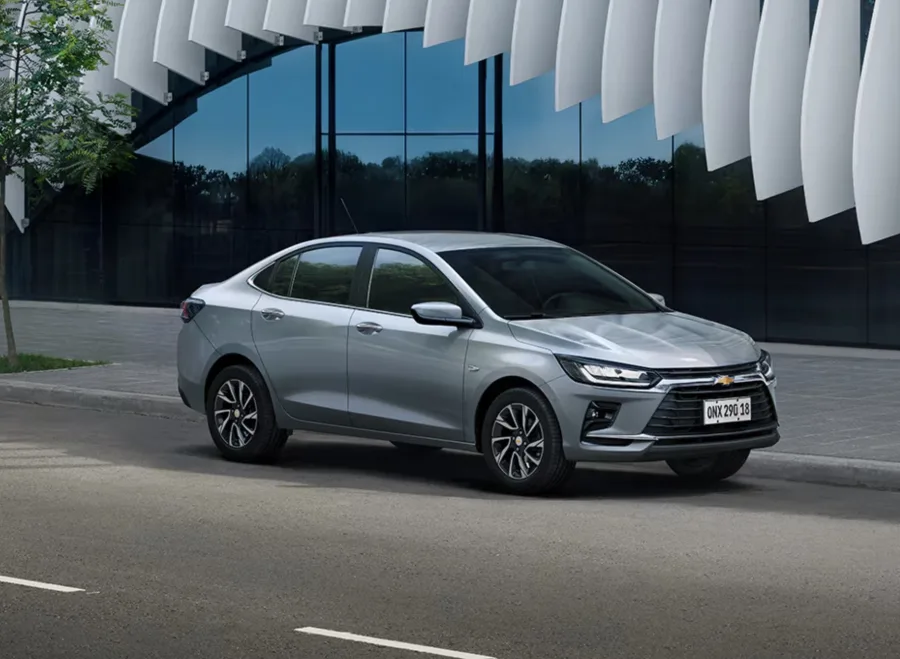 O Onix Plus 2026 chega às concessionárias brasileiras em seis versões, com preços que partem de R$ 107 mil, oferecendo conectividade, segurança e visual atualizado.