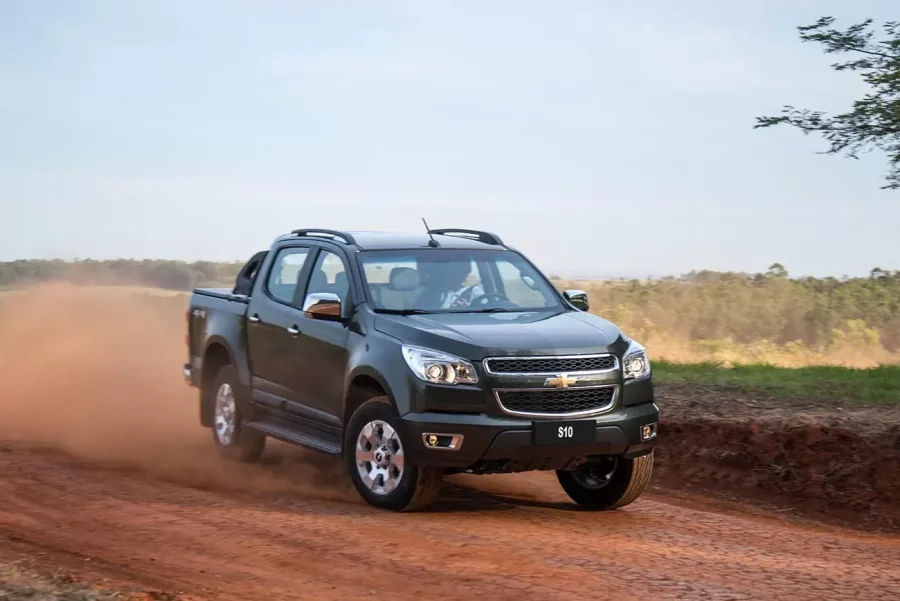 A Chevrolet S10 LTZ 2015 usada é ideal para quem busca força no trabalho e conforto em família, com espaço interno para 5 ocupantes e caçamba de 1.061 litros.