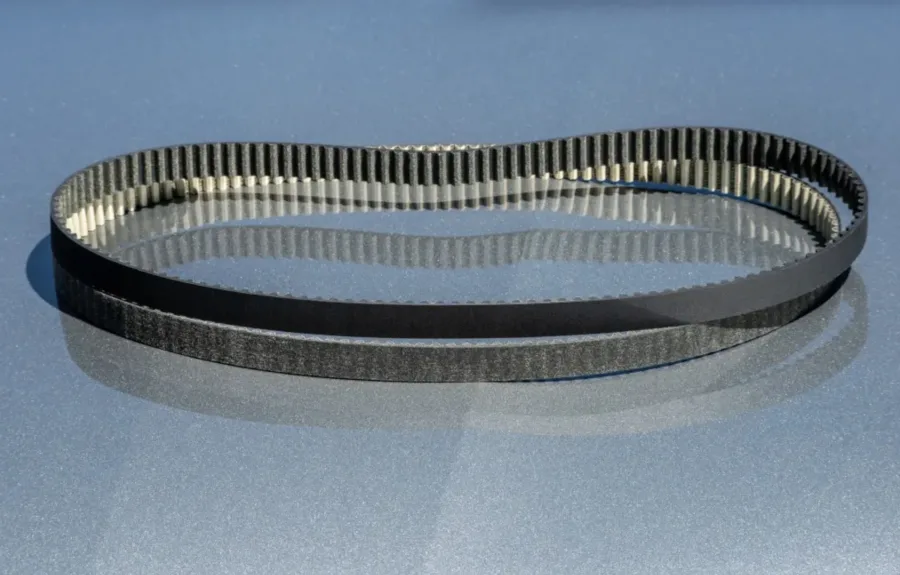 A Chevrolet atualizou o Onix 2026 com uma nova correia banhada a óleo, agora mais resistente e com reforço de fibra de vidro para evitar problemas comuns - Foto: Fabio Gonzales/Chevrolet