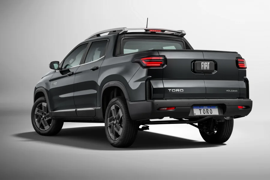 O design da Fiat Toro 2026 ganha novos para-choques e lanternas, mantendo proporções robustas e a tampa de caçamba bipartida que virou marca registrada.