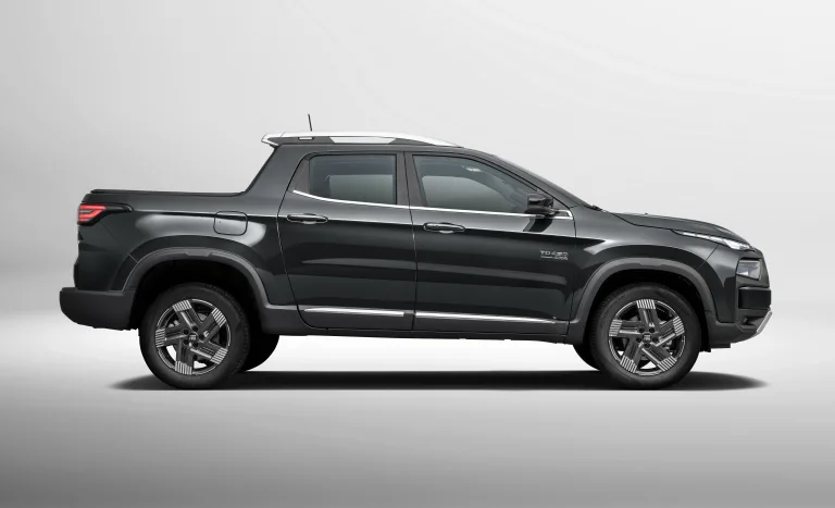 Fiat Toro Volcano 2.2 4×4 2026 tem caçamba de 937 litros e leva mais de uma tonelada de carga