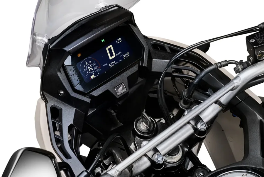 Painel blackout da Sahara 300 é 100% digital em LCD, com indicador de marchas, boa visibilidade e carregador USB-C integrado, facilitando o uso urbano e em viagens. 