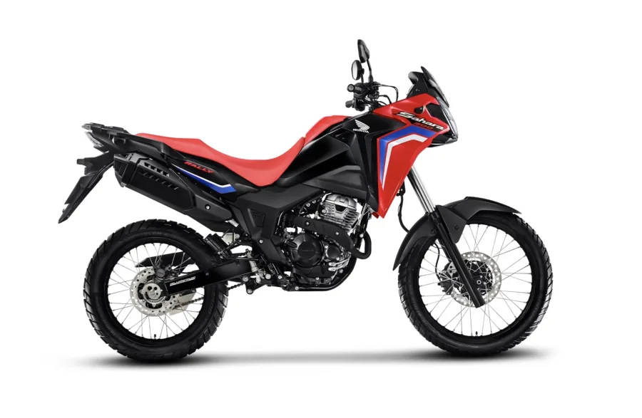 O motor segue com 293,5 cm³, até 25,2 cv com etanol, seis marchas e foco no torque em baixas e médias rotações, ideal para uso misto.