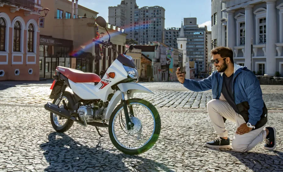 A Honda Pop 110i ES 2025 chega ao mercado com design atualizado, mais tecnologia e foco no público que busca praticidade e economia na cidade.