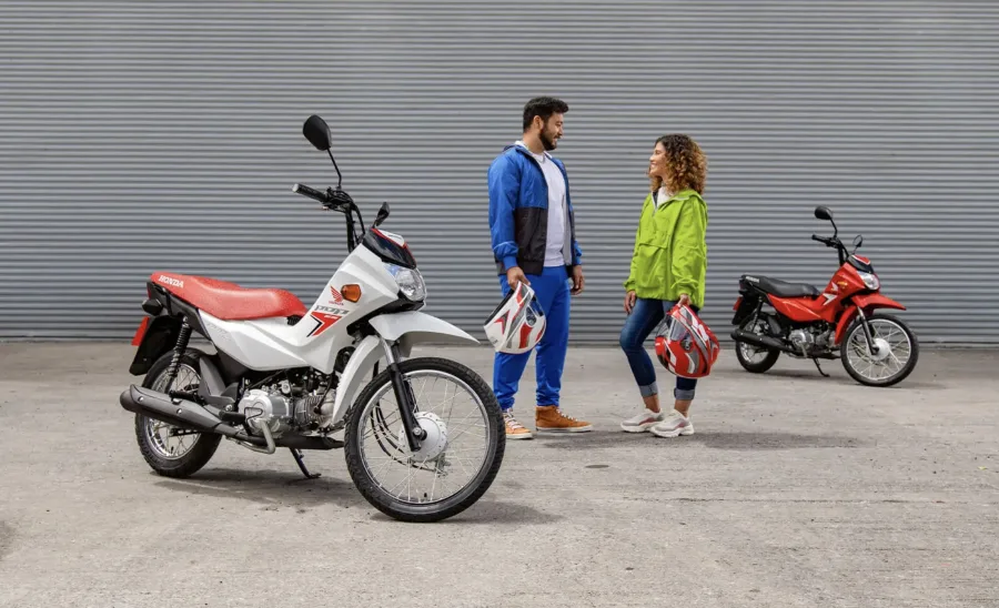 A Pop 110i ES 2025 aposta em soluções inteligentes que tornam a pilotagem mais fácil e prazerosa, combinando conforto, agilidade e robustez para o uso urbano diário.