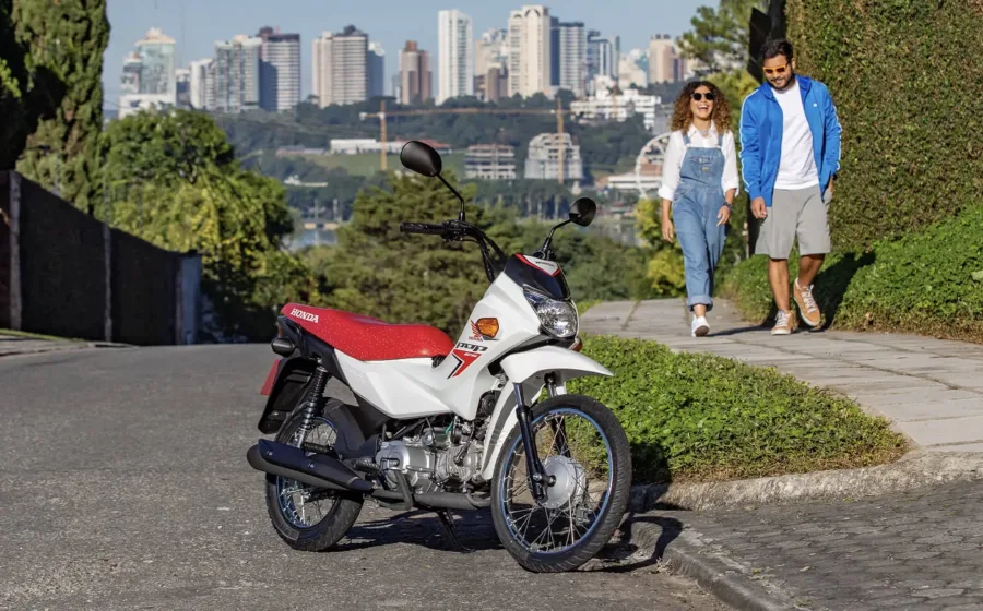 O consumo médio varia entre 44 e 49 km/l, com tanque de 4,2 litros, proporcionando autonomia de cerca de 200 km, ideal para deslocamentos diários.