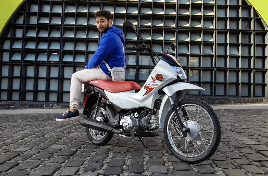 Leve e ágil, com apenas 87 kg, a moto é fácil de pilotar e manobrar, sendo indicada para iniciantes e para quem precisa enfrentar o trânsito intenso.