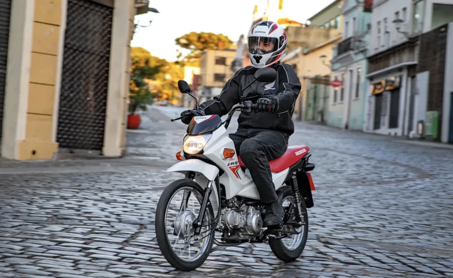 Com preço aproximado de R$ 11 mil, a Pop 110i ES segue como a moto mais acessível da Honda, com manutenção simples e ampla rede de concessionárias.