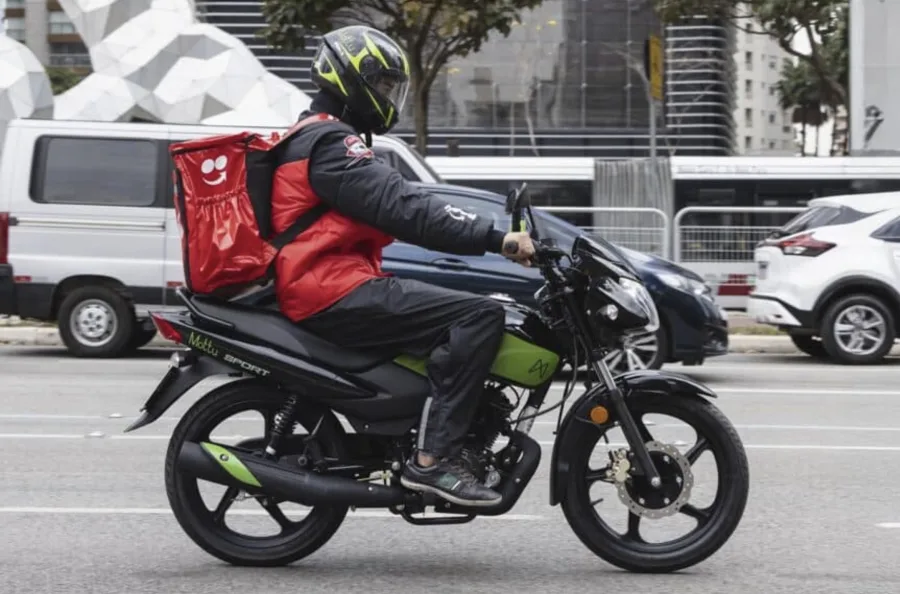 O avanço dos aplicativos no Brasil impulsionou motoristas e entregadores, que hoje somam 2,1 milhões de pessoas. O crescimento foi de 170% em dez anos e mudou a ocupação.