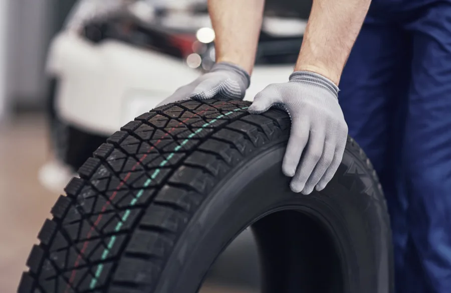 Rodar com pneus carecas que atingiram o TWI vai gerar multa grave, retenção imediata e risco alto de aquaplanagem em 2026, exigindo troca antes da fiscalização.
