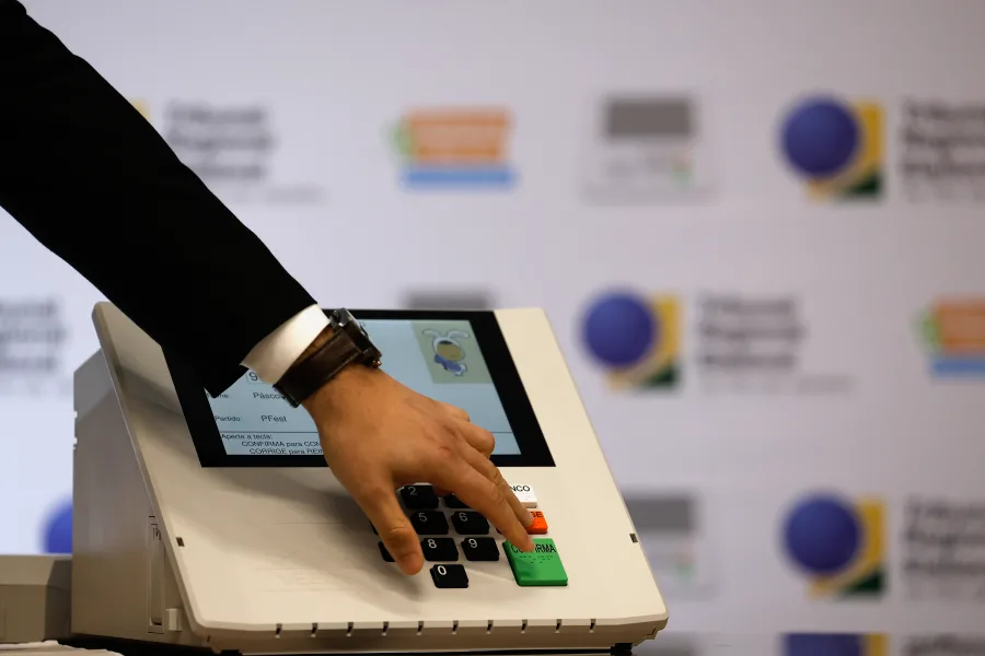Voto impresso vai voltar no Brasil? CCJ do Senado aprova medida por 14 a 12 e reacende debate eleitoral