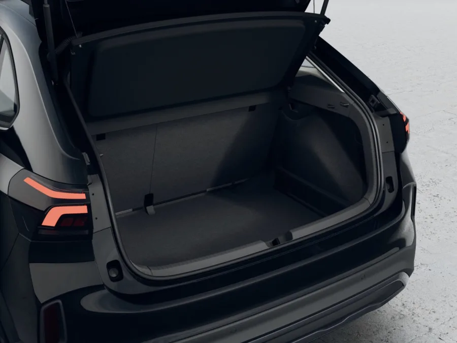 O porta-malas de 415 litros oferece vantagem frente a concorrentes compactos, equilibrando uso cotidiano e viagens familiares.