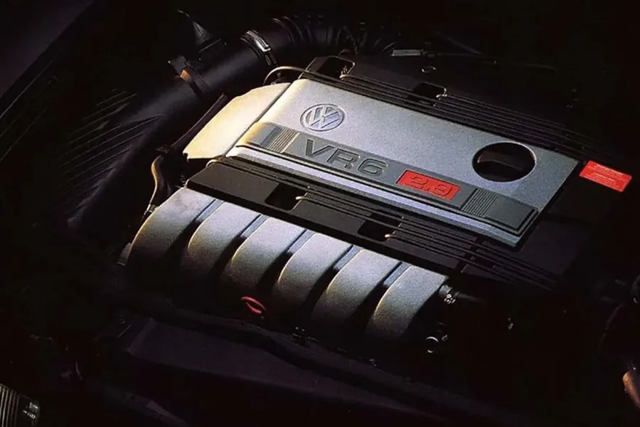 O motor VR6 nasceu em 1991 como solução compacta de seis cilindros. Sua arquitetura de 15° permitiu equipar Golf e Passat com desempenho de esportivos.