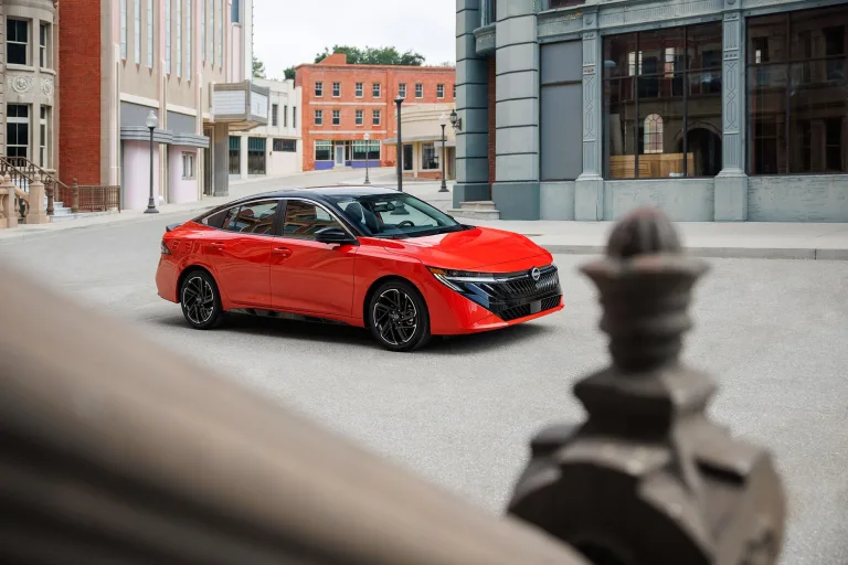 Nissan Sentra 2026 tenta deixar de ser carro de frota e virar sedã descolado nos EUA