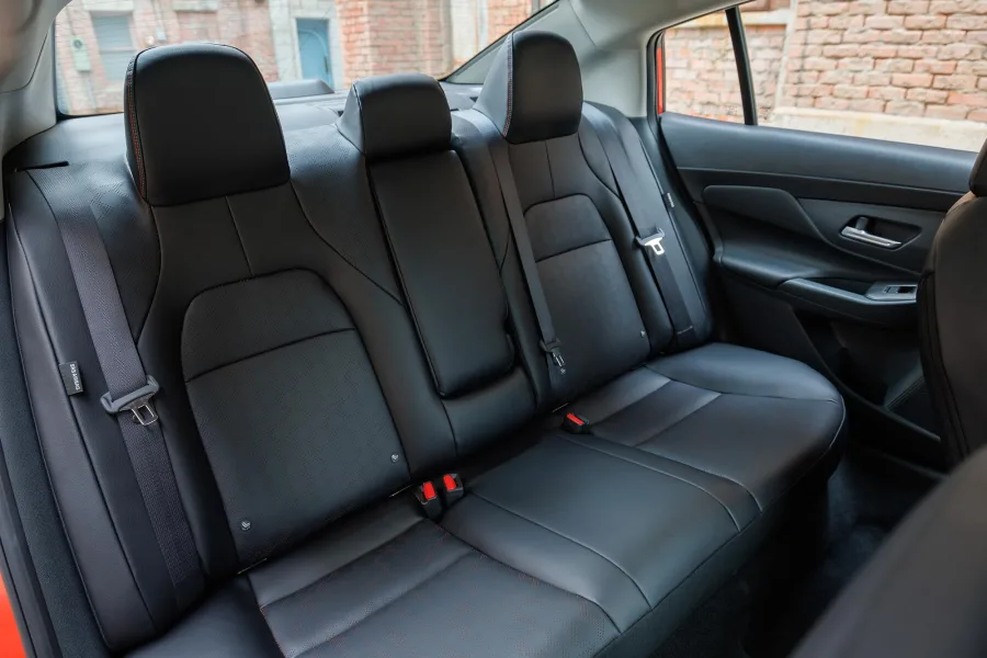 O espaço interno do Nissan Sentra 2026 impressiona pelo conforto, com destaque para o melhor espaço para pernas da categoria e porta-malas redesenhado para levar malas grandes sem esforço.