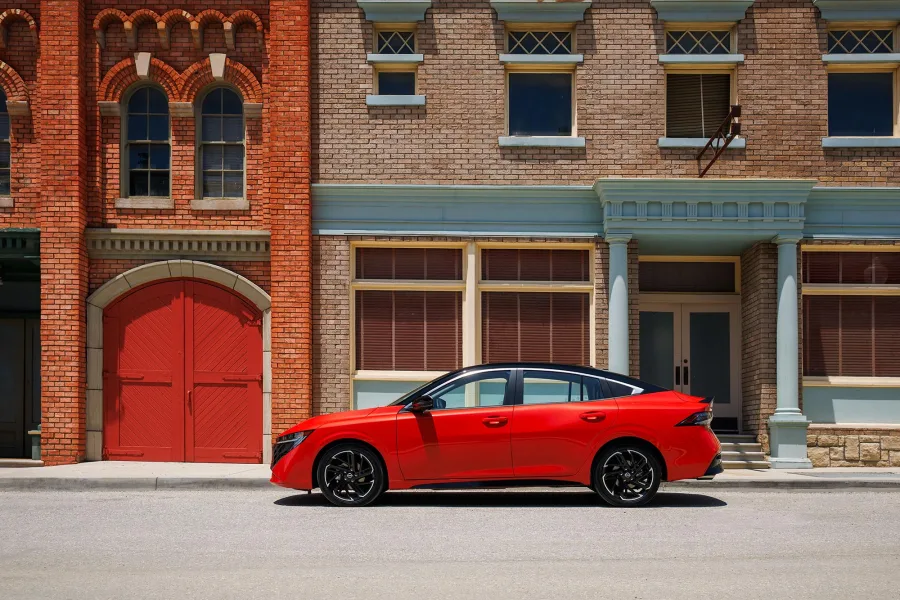 O motor 2.0 não é novidade, mas o CVT recalibrado e o modo Sport tentam provar que dirigir um sedã ainda pode ter alguma emoção.