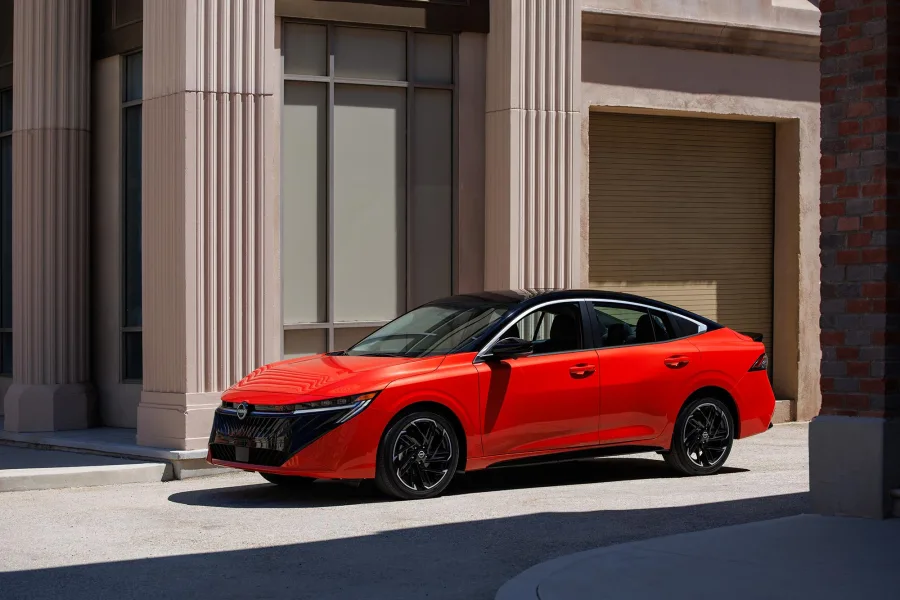 O Sentra 2026 tenta se reinventar como o sedã menos careta da Nissan, trazendo visual ousado e uma cabine digna de quem passa horas online.