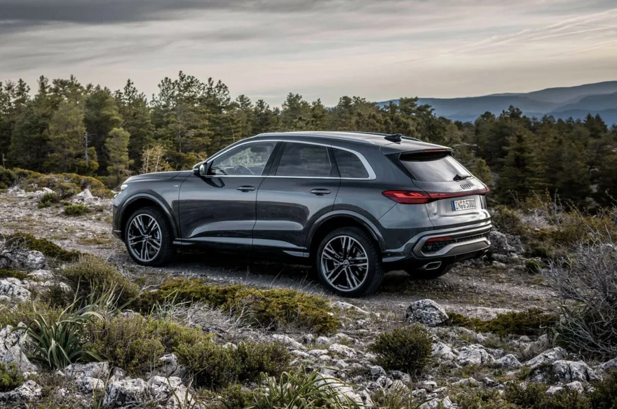 O novo Audi Q5 inicia pré-venda no Brasil com preços a partir de R$ 399.990 na versão SUV e R$ 429.990 na Sportback, em lote exclusivo até setembro.