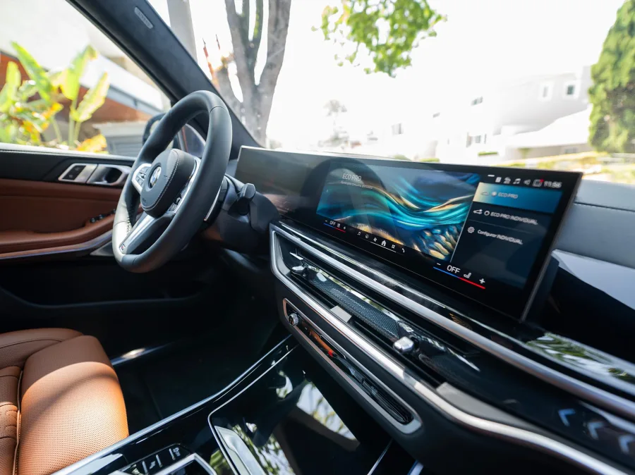 O SUV conta com recursos digitais como Intelligent Personal Assistant, integração com Alexa e compatibilidade com o My BMW App para funções remotas.