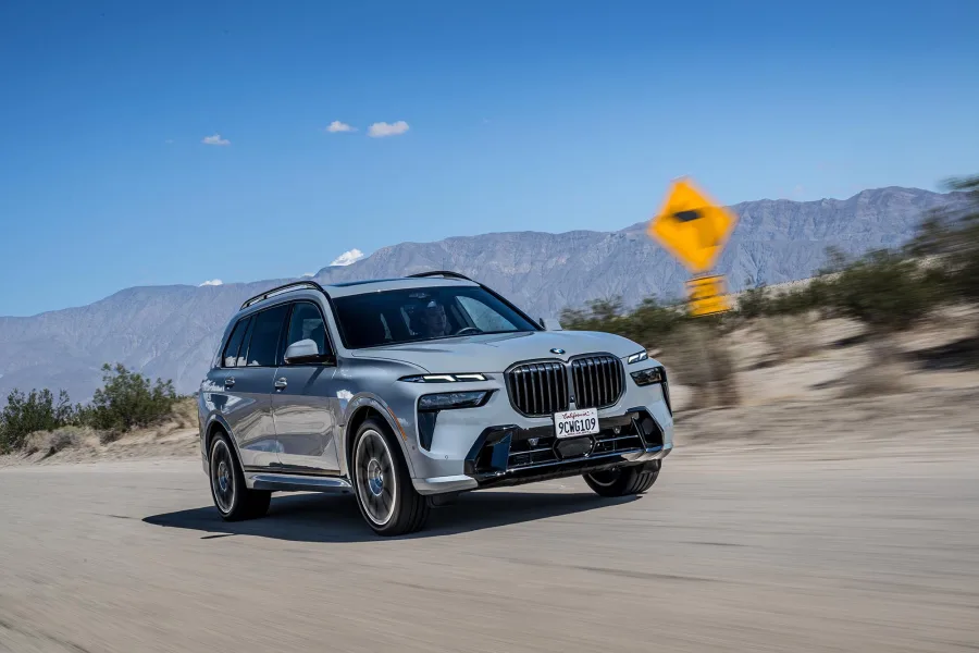 O novo BMW X7 xDrive40i M Sport estreia no Brasil com motor seis cilindros em linha, 381 cv de potência e tecnologia mild hybrid que alia desempenho e eficiência.