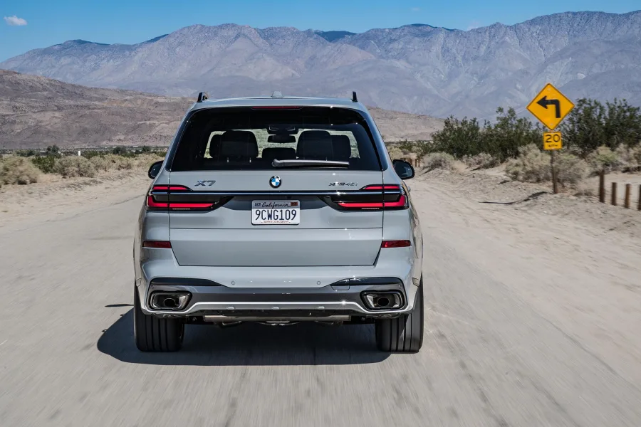 Com preço de R$ 999.950, o BMW X7 chega em seis opções de cores externas e quatro internas, acompanhado do programa de manutenção BSI gratuito por três anos.