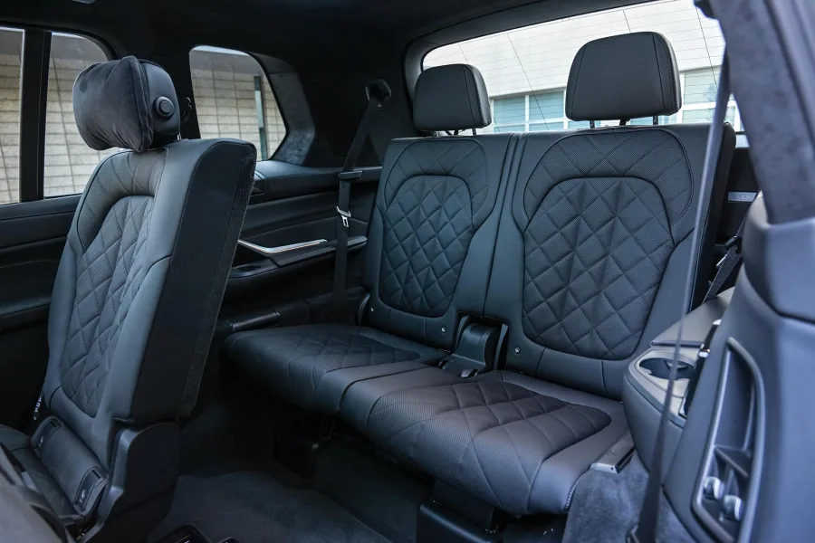 O interior aposta em sofisticação: couro Merino, teto panorâmico Sky-Lounge, ar digital de cinco zonas e sistema de som Bowers & Wilkins com mais de 1.475W.