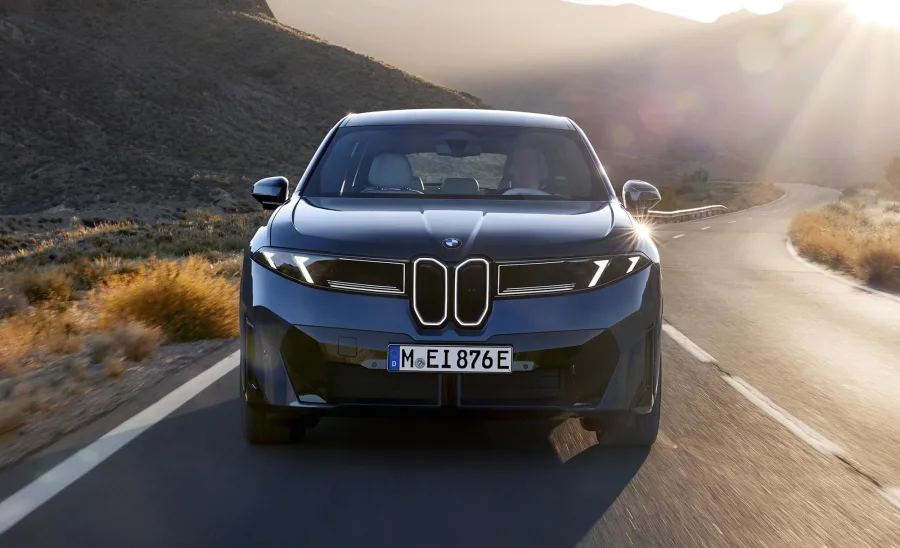 BMW iX3 inaugura era Neue Klasse com 805 km de autonomia e recarga em 21 min