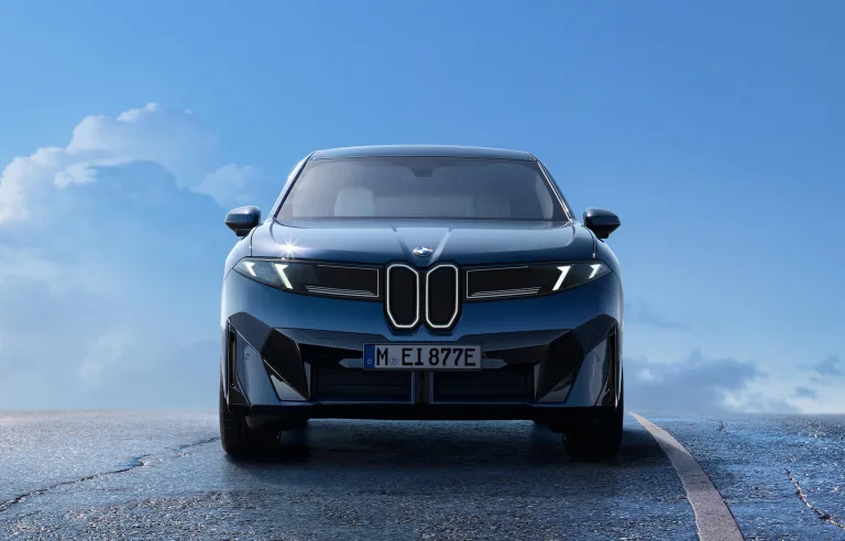 BMW iX3 inaugura era Neue Klasse com 805 km de autonomia e recarga em 21 min