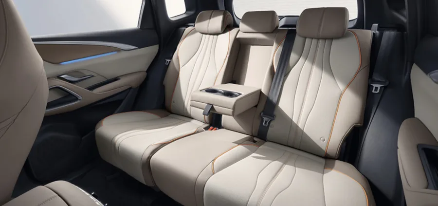 Interior com 5 lugares, bancos em couro, ar-condicionado de duas zonas, câmeras 360°, airbags múltiplos e pacote avançado de assistência para garantir conforto e segurança.