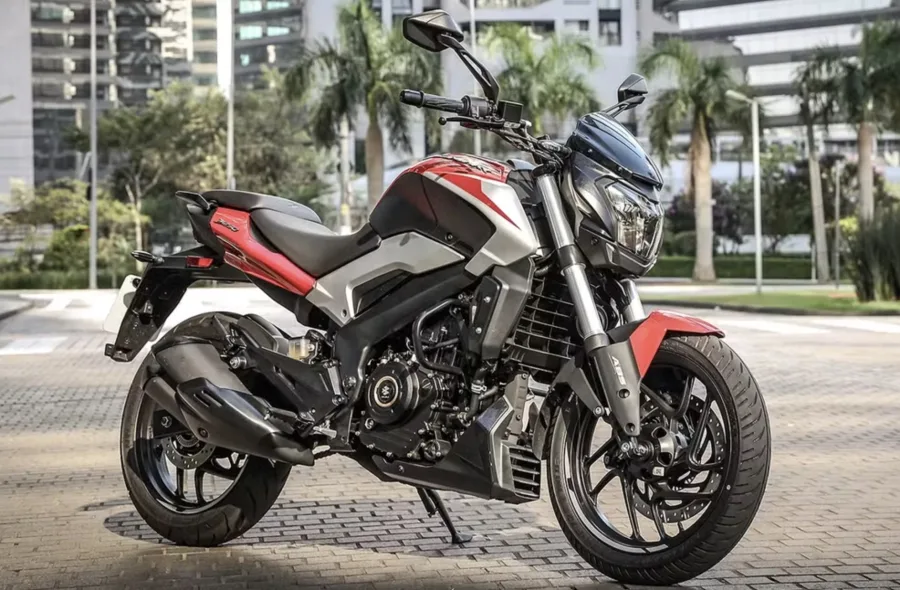 A Bajaj Dominar 250 aposta em robustez e ABS de série para conquistar espaço, mas ainda sofre com painel limitado e potência em rotações altas.