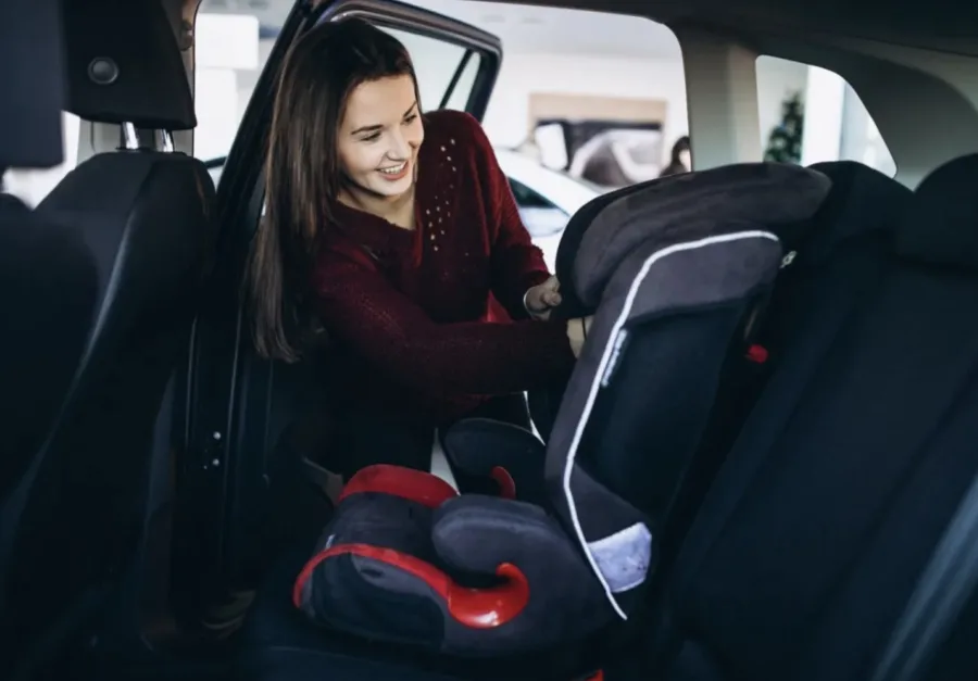 A lei da cadeirinha continua sem mudanças em 2025, reforçando que crianças até 10 anos ou abaixo de 1,45 m devem ser transportadas no banco traseiro.